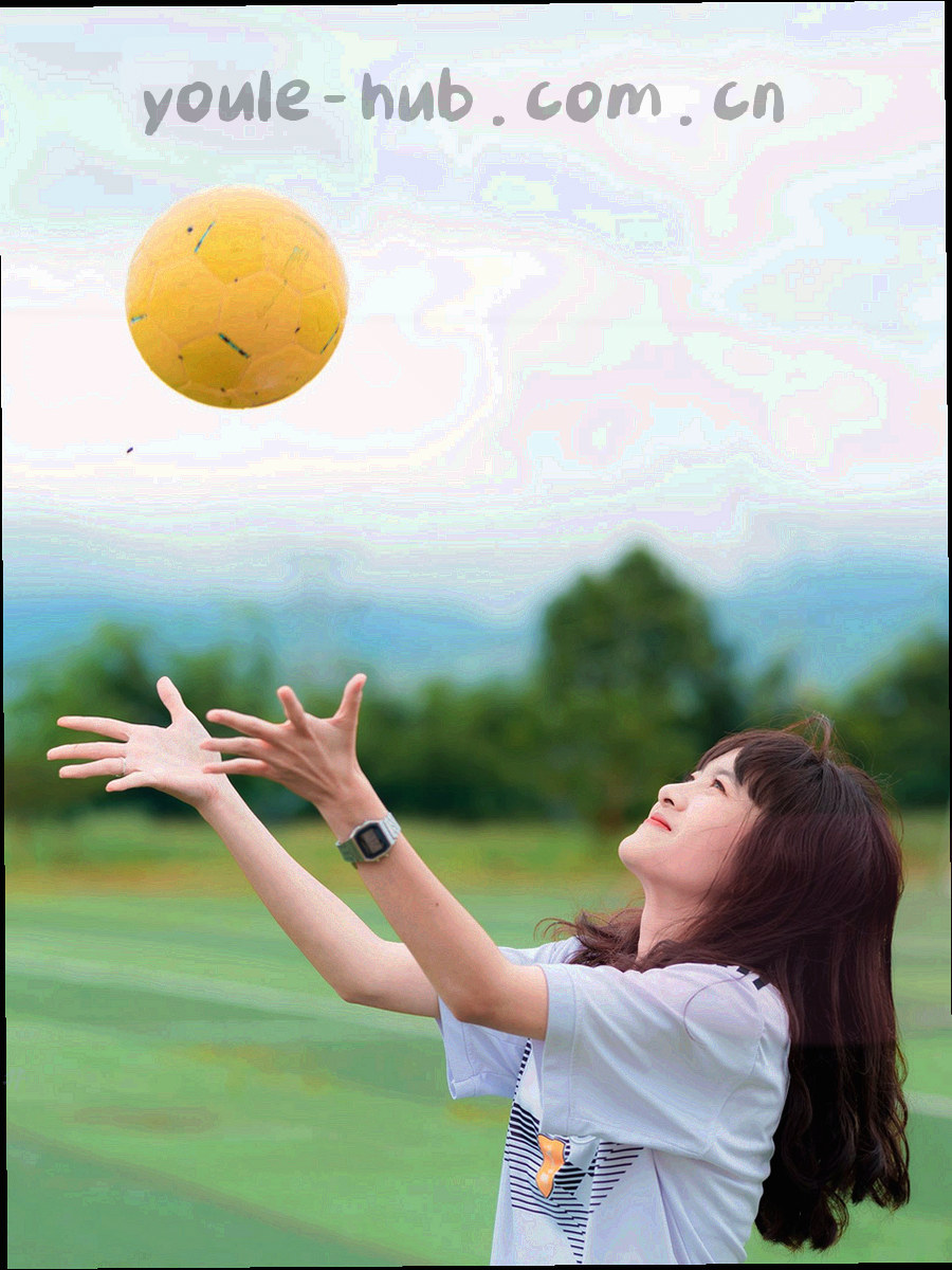 暖米白纸面上的装订线、折角与细线索引痕迹特写